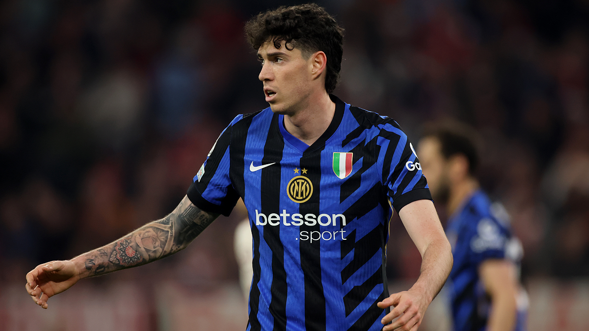 MUNICH, GERMANY - APRIL 08: Alessandro Bastoni of FC Internazionale reacts during the UEFA Champions League 2024/25 Quarter Final First Leg match between FC Bayern München and FC Internazionale Milano at Fussball Arena Muenchen on April 08, 2025 in Munich, Germany. (Photo by Alex Grimm/Getty Images)
