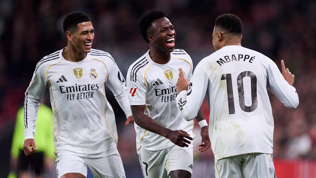 MUNICH, ALLEMAGNE – 15 AVRIL : Kylian Mbappé (Real Madrid) célèbre le troisième but de son équipe avec ses coéquipiers Jude Bellingham et Vinicius Junior lors du quart de finale retour de l'UEFA Champions League 2025/26 opposant le FC Bayern Munich au Real Madrid CF à la Football Arena Munich le 15 avril 2026 à Munich, en Allemagne. (Photo : Adam Pretty/Getty Images)