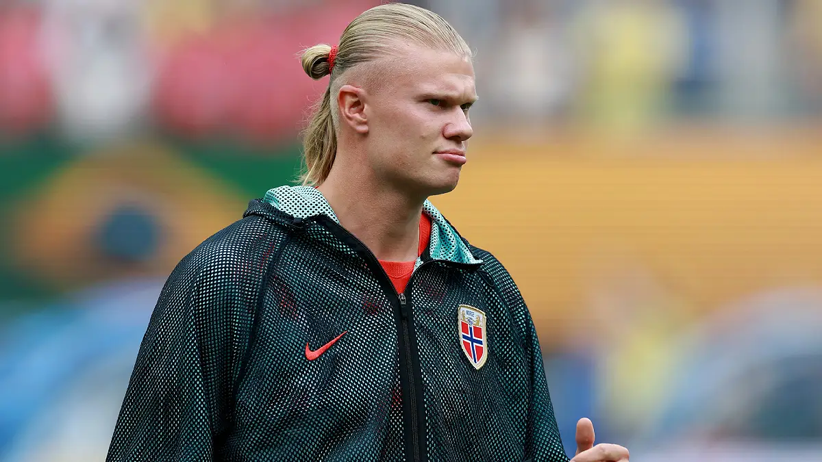EAST RUTHERFORD, NEW JERSEY - JULY 05: Erling Haaland #9 of Norway prepares for kick off before the FIFA World Cup 2026 Round of 16 match between Brazil and Norway at New York New Jersey Stadium on July 05, 2026 in East Rutherford, New Jersey. (Photo by Elsa/Getty Images)