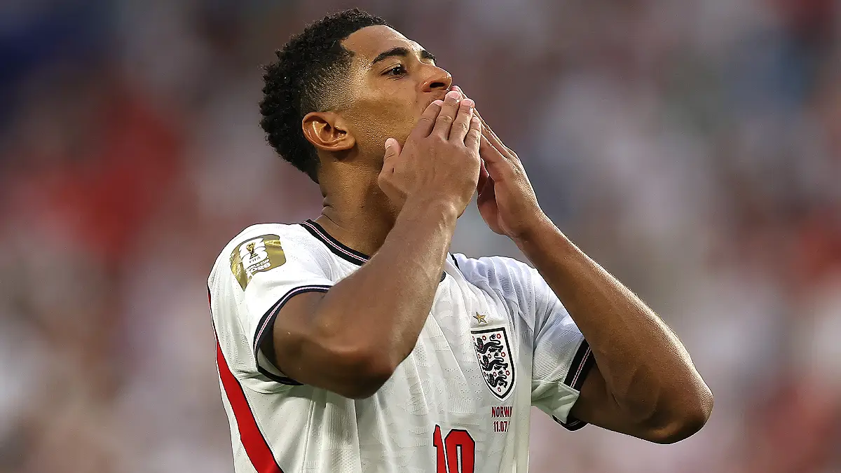 MIAMI GARDENS, FLORIDA - JULY 11: Jude Bellingham #10 of England applauds fans after the 2-1 victory during the FIFA World Cup 2026 Quarter Final match between Norway and England at Miami Stadium on July 11, 2026 in Miami Gardens, Florida. (Photo by Dustin Satloff/Getty Images for Rexona)