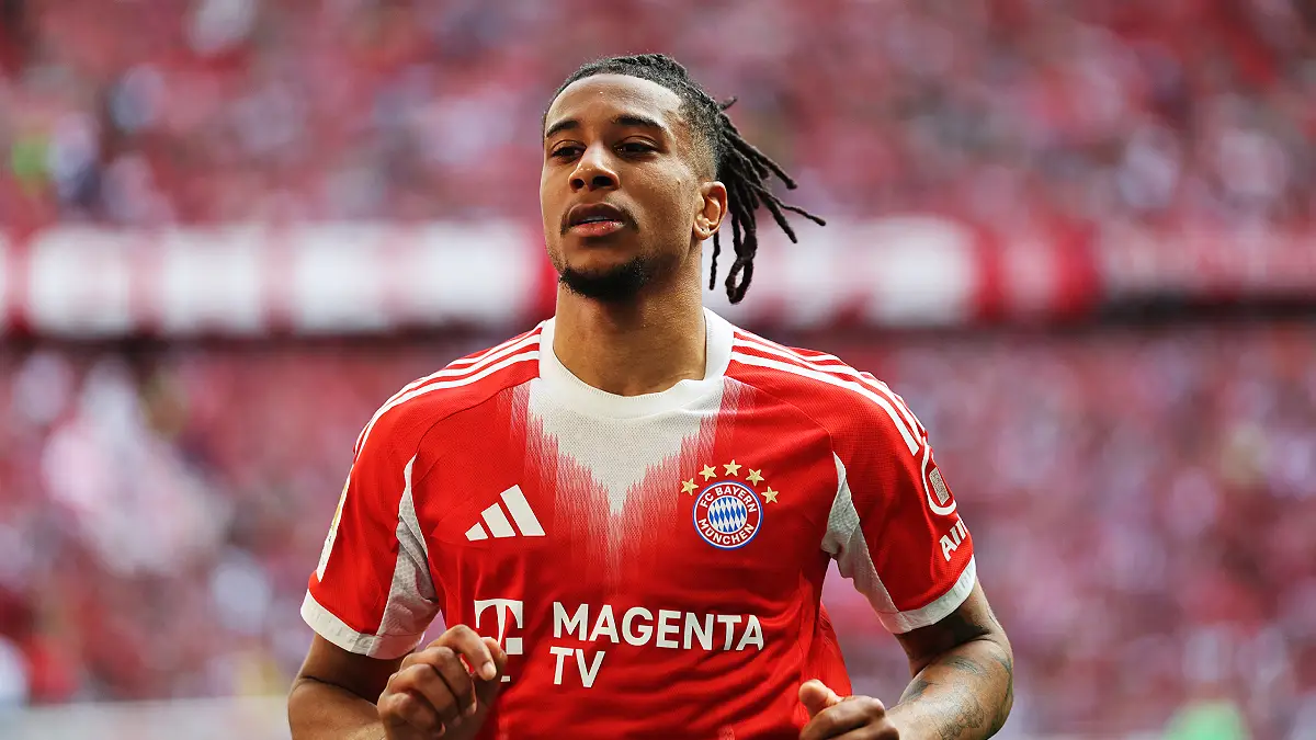 Michael Olise, ailier du Bayern, regarde le maillot blanc du Real Madrid, symbole de son rêve de rejoindre le club. (Photo by Adam Pretty/Getty Images)