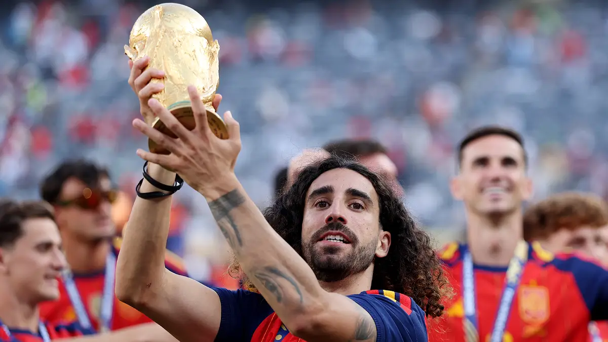 Marc Cucurella brandissant la Coupe du monde avant d'arriver au Real Madrid dans quelques jours. (Photo by Carl Recine/Getty Images)