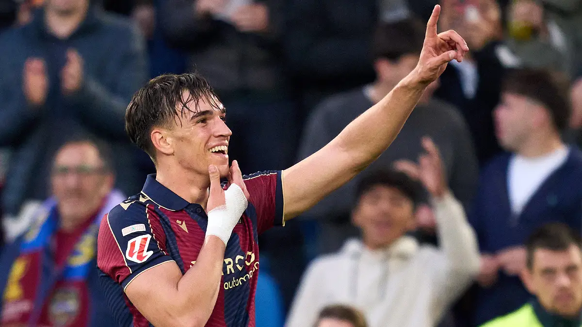 VALENCIA, SPAIN - MARCH 21: Carlos Espi of Levante UD celebrates scoring his team's second goal during the LaLiga EA Sports match between Levante UD and Real Oviedo at Ciutat de Valencia on March 21, 2026 in Valencia, Spain. (Photo by Alex Caparros/Getty Images)