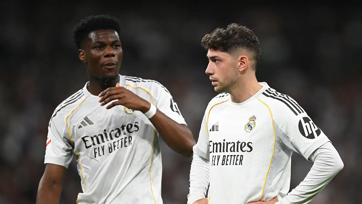 MADRID, ESPAGNE – 10 AVRIL : Aurélien Tchouameni et Federico Valverde du Real Madrid observent le match de LaLiga EA Sports opposant le Real Madrid CF au Girona FC au stade Santiago Bernabéu le 10 avril 2026 à Madrid, en Espagne. (Photo : Denis Doyle/Getty Images)