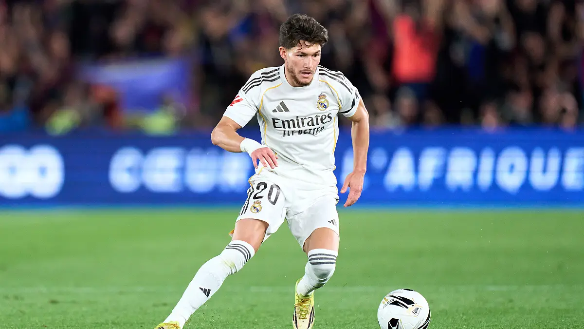 BARCELONE, ESPAGNE – 10 MAI : Fran Garcia (Real Madrid CF) court avec le ballon lors du match de LaLiga EA Sports opposant le FC Barcelone au Real Madrid CF au Camp Nou (Spotify) le 10 mai 2026 à Barcelone, en Espagne. (Photo : Alex Caparros/Getty Images)