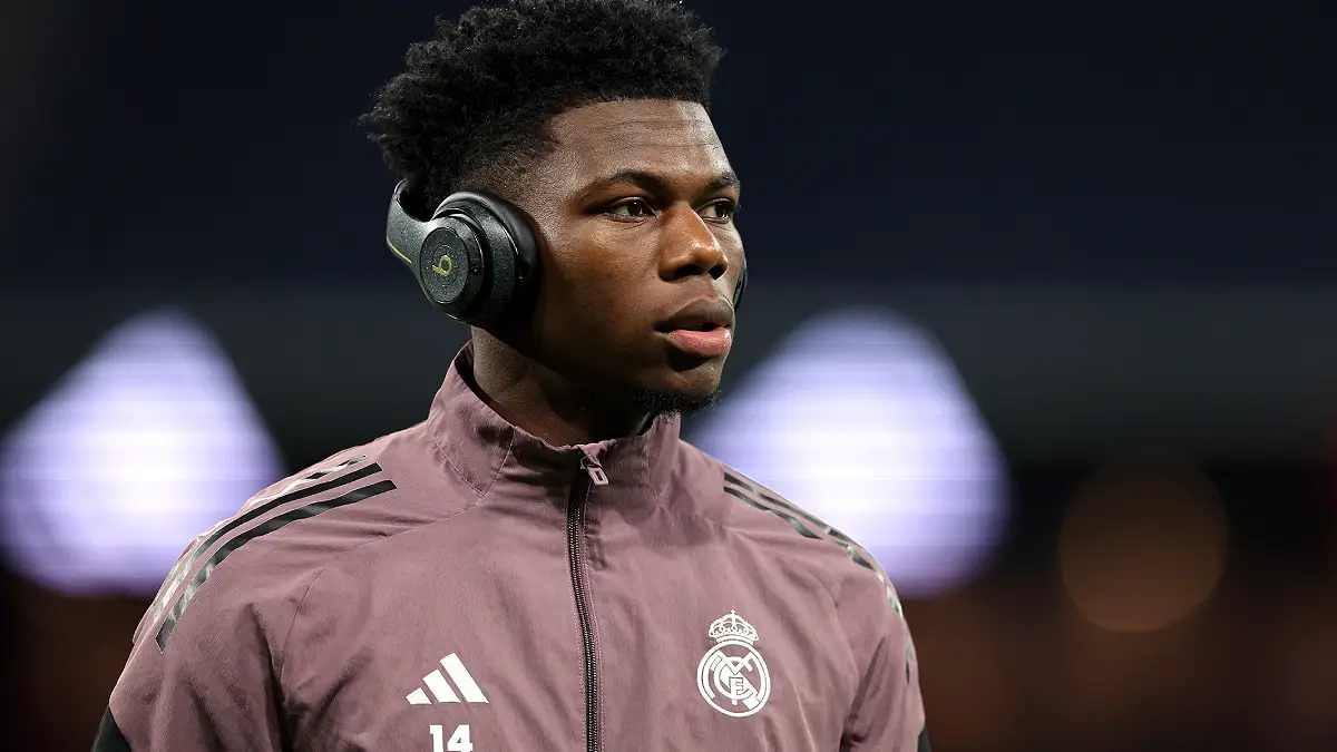 MADRID, ESPAGNE - 22 MARS : Aurélien Tchouameni du Real Madrid observe le jeu avant le match de LaLiga EA Sports opposant le Real Madrid CF à l'Atlético de Madrid au stade Santiago Bernabéu le 22 mars 2026 à Madrid, en Espagne. (Photo : Florencia Tan Jun/Getty Images)