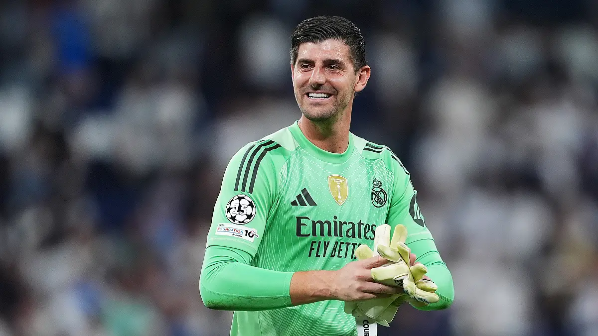 MADRID, ESPAGNE – 20 SEPTEMBRE : Thibaut Courtois du Real Madrid salue un supporter après le match de LaLiga EA Sports opposant le Real Madrid CF au RCD Espanyol de Barcelone au stade Santiago Bernabéu le 20 septembre 2025 à Madrid, en Espagne. (Photo : Florencia Tan Jun/Getty Images)