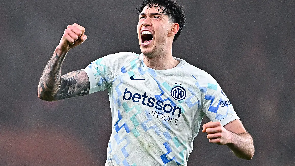 GÊNES, ITALIE – 14 DÉCEMBRE : Alessandro Bastoni (Inter) célèbre la victoire après le match de Serie A opposant le Genoa CFC au FC Internazionale au stade Luigi Ferraris le 14 décembre 2025 à Gênes, en Italie. (Photo : Simone Arveda/Getty Images)
