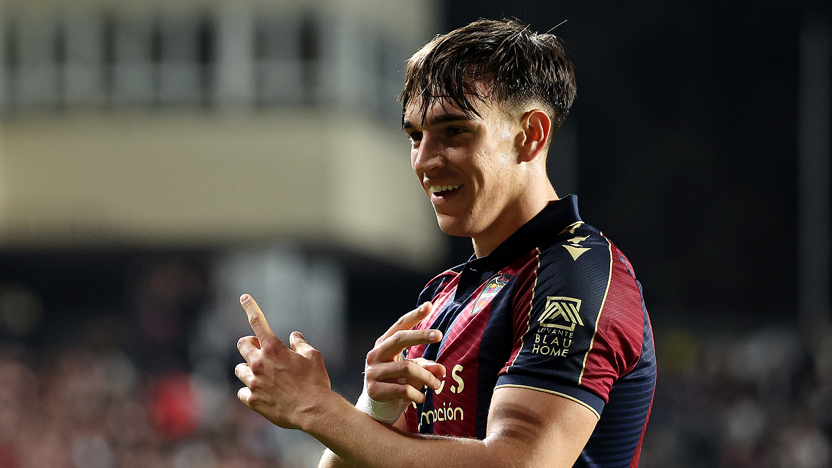 MADRID, SPAIN - MARCH 16: Carlos Espi of Levante UD celebrates scoring his team's first goal during the LaLiga EA Sports match between Rayo Vallecano de Madrid and Levante UD at Estadio de Vallecas on March 16, 2026 in Madrid, Spain. (Photo by Florencia Tan Jun/Getty Images)