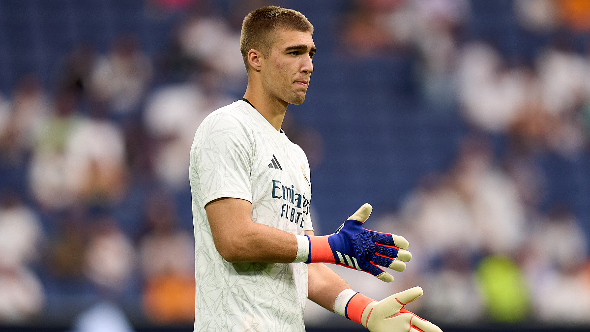 MADRID, SPAIN - AUGUST 25: Fran Gonzalez of Real Madrid warms up prior to the La Liga match between Real Madrid CF and Real Valladolid CF at Estadio Santiago Bernabeu on August 25, 2024 in Madrid, Spain. (Photo by Angel Martinez/Getty Images)