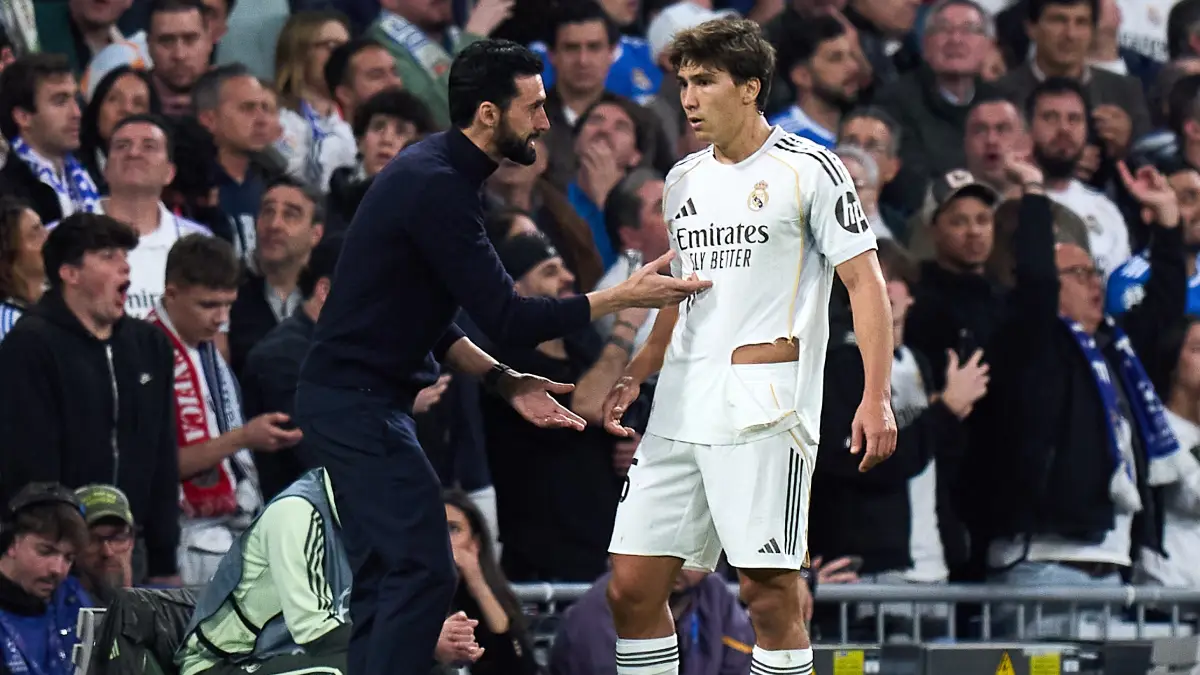 MADRID, SPAIN - FEBRUARY 25: Álvaro Arbeloa, Head Coach of Real Madrid, gives instructions to Gonzalo García during the UEFA Champions League 2025/26 League Knockout Play-off Second Leg match between Real Madrid C.F. and SL Benfica at Estadio Santiago Bernabeu on February 25, 2026 in Madrid, Spain. (Photo by Angel Martinez/Getty Images)