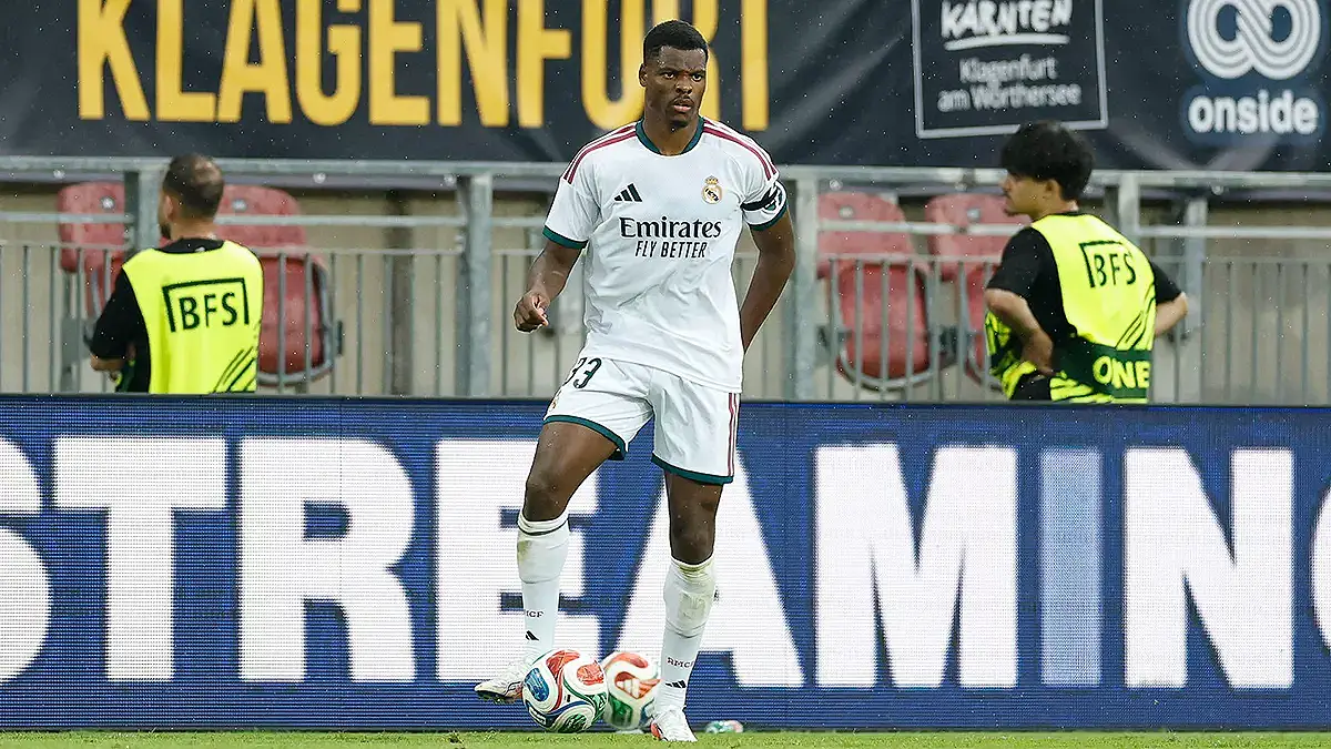 Denzel Dumfries lors de la rencontre amicale Real Madrid - Fiorentina. (realmadrid.com)