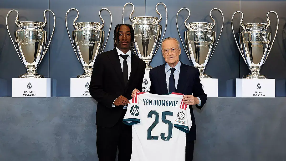 Photo officielle de la présentation de Yan Diomandé au Real Madrid, aux côtés de Florentino Pérez. (realmadrid.com)
