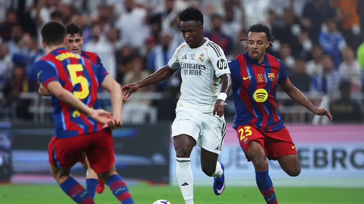MADRID, ESPAGNE - 20 JANVIER : Vinicius Junior (Real Madrid) échange quelques mots avec Kylian Mbappé lors de la 7e journée de la phase de groupes de l'UEFA Champions League 2025/26, opposant le Real Madrid CF à l'AS Monaco au stade Santiago Bernabéu le 20 janvier 2026 à Madrid, en Espagne. (Photo : Aitor Alcalde/Getty Images)