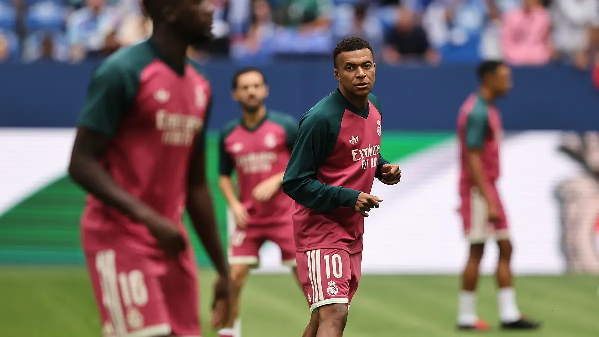 Le Real Madrid et Mbappé à l'échauffement avant leur dernier match de pré-saison (Christof Koepsel/Getty Images)