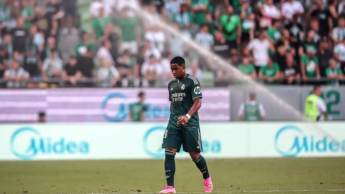 Endrick face à Ferencváros durant les matchs de pré-saison (Photo by David Balogh/Getty Images)