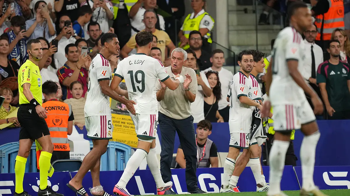 BARCELONA, SPAIN - AUGUST 22: Carlos Espi of Real Madrid celebrates scoring his team’s second goal with Jose Mourinho, Head Coach of Real Madrid and Jude Bellingham of Real Madrid during the LaLiga EA Sports 2026/27 match between RCD Espanyol de Barcelona and Real Madrid at RCDE Stadium on August 22, 2026 in Barcelona, Spain. (Photo by Alex Caparros/Getty Images)