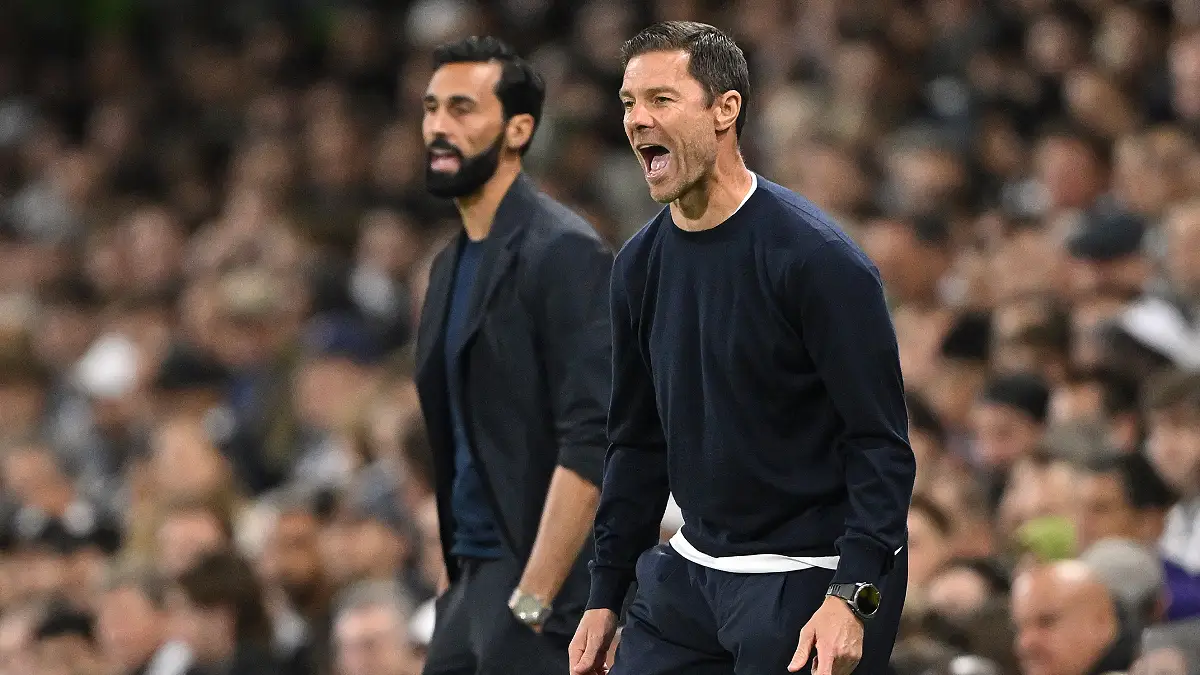 LONDON, ENGLAND - AUGUST 24: Chelsea Head Coach Xabi Alonso shouts instructions during the Premier League 2026/27 match between Fulham and Chelsea FC at Craven Cottage on August 24, 2026 in London, England. (Photo by Mike Hewitt/Getty Images)