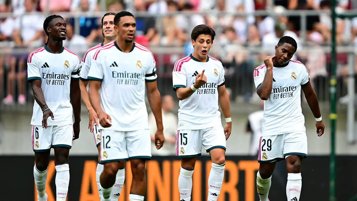 MADRID, ESPAGNE - 20 JANVIER : Vinicius Junior (Real Madrid) échange quelques mots avec Kylian Mbappé lors de la 7e journée de la phase de groupes de l'UEFA Champions League 2025/26, opposant le Real Madrid CF à l'AS Monaco au stade Santiago Bernabéu le 20 janvier 2026 à Madrid, en Espagne. (Photo : Aitor Alcalde/Getty Images)