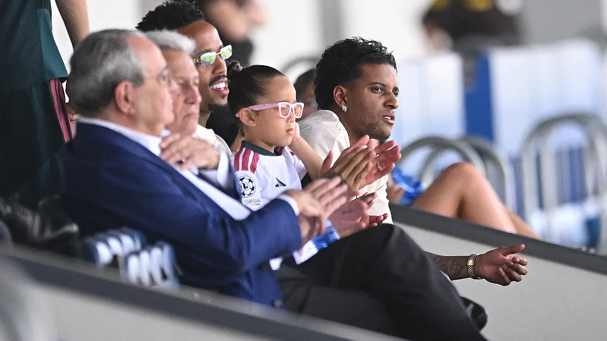 Rodrygo en tribunes, assistant au premier match amical du Real Madrid face à Leganés (Photo by Denis Doyle/Getty Images)