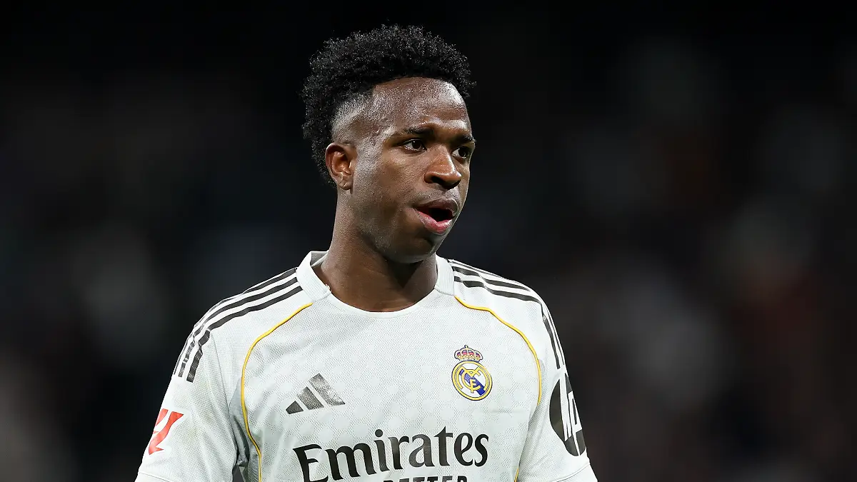 MADRID, ESPAGNE - 2 MARS : Vinicius Junior (Real Madrid) observe le jeu lors du match de LaLiga EA Sports opposant le Real Madrid CF à Getafe CF au stade Santiago Bernabéu le 2 mars 2026 à Madrid, en Espagne. (Photo : Florencia Tan Jun/Getty Images)