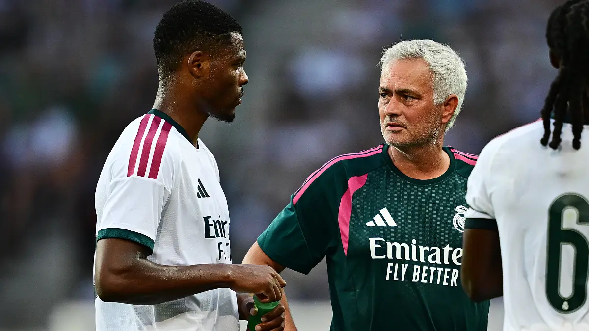 KLAGENFURT, AUSTRIA - AUGUST 01: Jose Mourinho, Head Coach of Real Madrid, speaks with Denzel Dumfries of Real Madrid during the pre-season friendly match between Real Madrid and Fiorentina at Woerthersee Stadion on August 01, 2026 in Klagenfurt, Austria. (Photo by Christian Bruna/Getty Images)