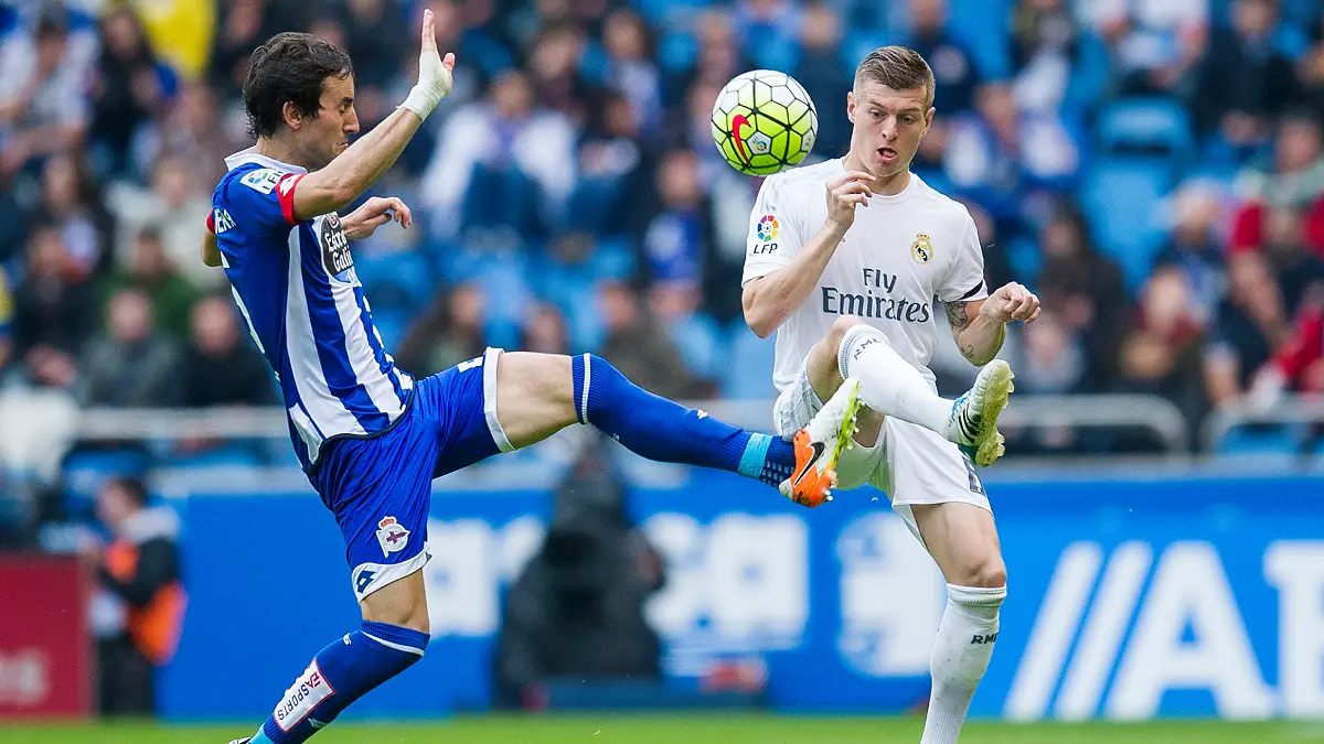 LA CORUNA, SPAIN - MAY 14: Toni Kroos of Real Madrid duels for the ball with Pedro Mosquera of RC Deportivo La Coruna during the La Liga match between RC Deportivo La Coruna and Real Madrid CF at Riazor Stadium on May 14, 2016 in La Coruna, Spain. (Photo by Juan Manuel Serrano Arce/Getty Images)