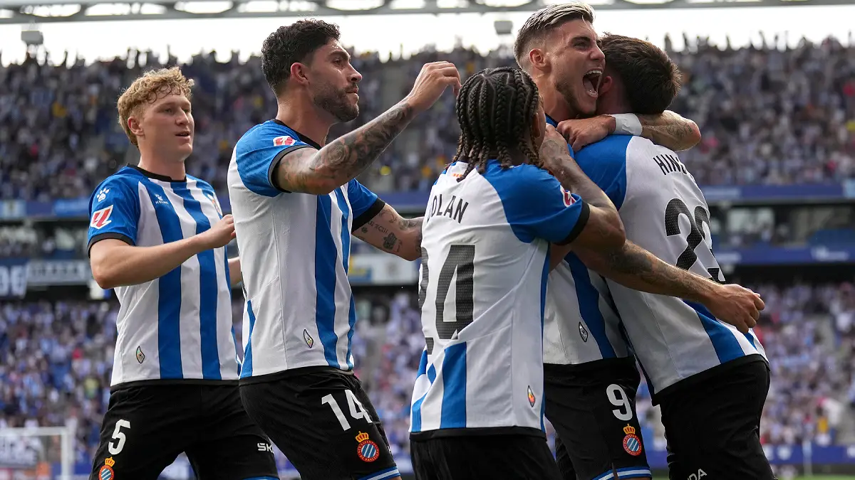 BARCELONA, SPAIN - AUGUST 16: Roberto Fernandez of RCD Espanyol celebrates scoring his team’s first goal with teammates during the LaLiga EA Sports 2026/27 match between RCD Espanyol de Barcelona and Levante UD at RCDE Stadium on August 16, 2026 in Barcelona, Spain. (Photo by Alex Caparros/Getty Images)