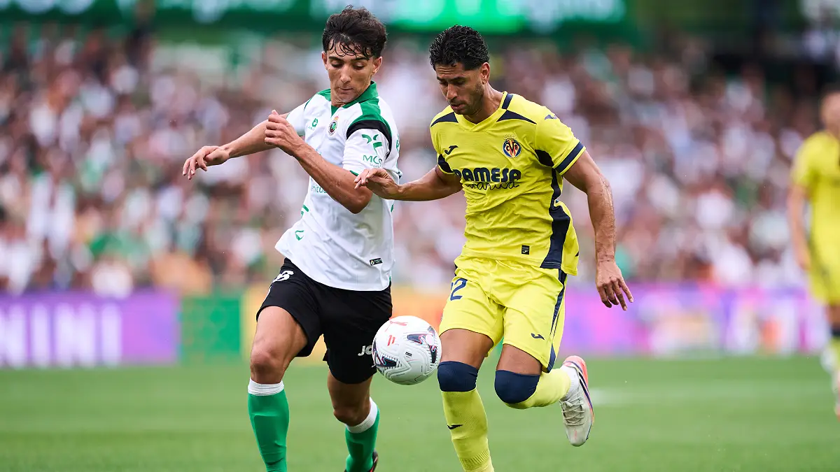 SANTANDER, SPAIN - AUGUST 16: Sergio Martinez of Real Racing Club duels for the ball with Ayoze Perez of Villarreal FC during the LaLiga EA Sports 2026/27 match between Real Racing Club de Santander and Villarreal CF at Campos de Sport de El Sardinero on August 16, 2026 in Santander, Spain. (Photo by Juan Manuel Serrano Arce/Getty Images)