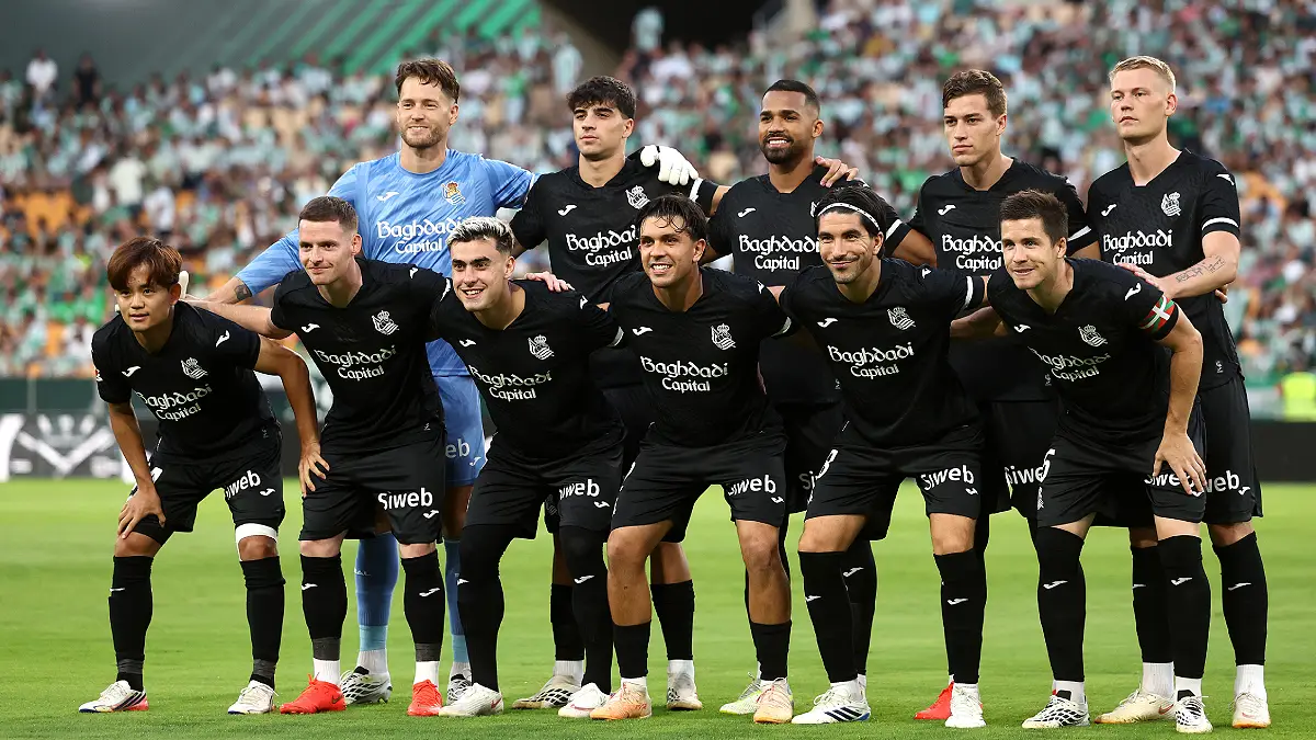SEVILLE, SPAIN - AUGUST 21: Players of Real Sociedad pose for a team photo before the LaLiga EA Sports 2026/27 match between Real Betis Balompie and Real Sociedad at Estadio La Cartuja on August 21, 2026 in Seville, Spain. (Photo by Fran Santiago/Getty Images)