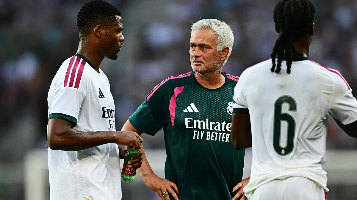 MADRID, ESPAGNE - 20 JANVIER : Vinicius Junior (Real Madrid) échange quelques mots avec Kylian Mbappé lors de la 7e journée de la phase de groupes de l'UEFA Champions League 2025/26, opposant le Real Madrid CF à l'AS Monaco au stade Santiago Bernabéu le 20 janvier 2026 à Madrid, en Espagne. (Photo : Aitor Alcalde/Getty Images)
