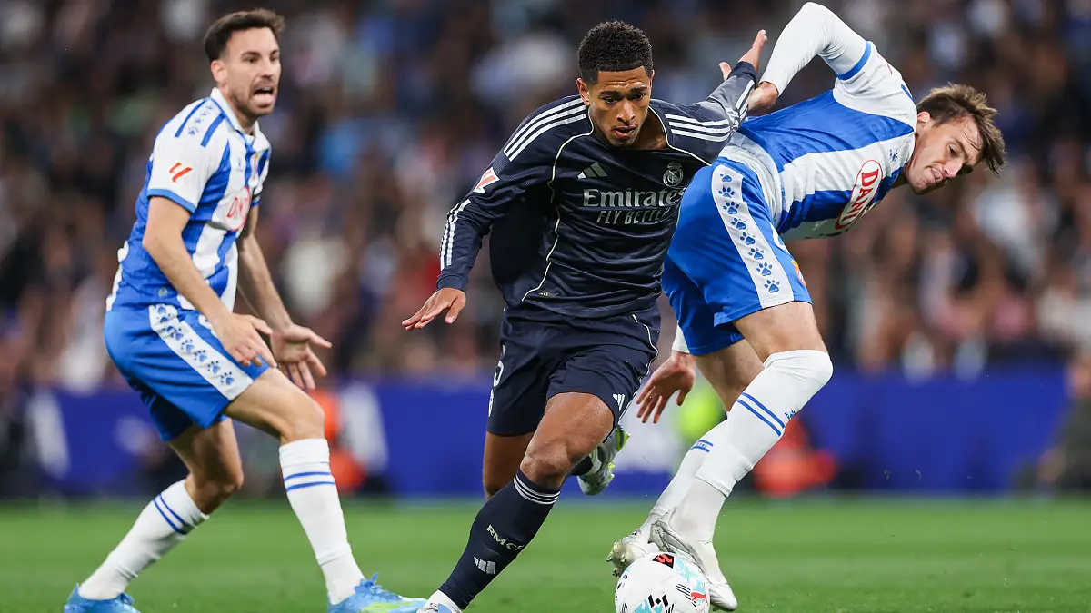 BARCELONA, SPAIN - MAY 03: Jude Bellingham of Real Madrid CF battle for the ball with Urko Gonzalez de Zarate of RCD Espanyol during the LaLiga EA Sports match between RCD Espanyol de Barcelona and Real Madrid CF at RCDE Stadium on May 03, 2026 in Barcelona, Spain. (Photo by Judit Cartiel/Getty Images)