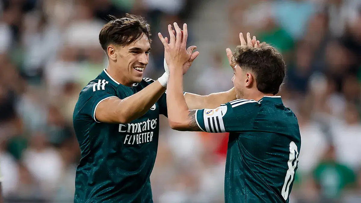 Federico Valverde célèbre le but de Carlos Espí face à Ferencváros (realmadrid.com)