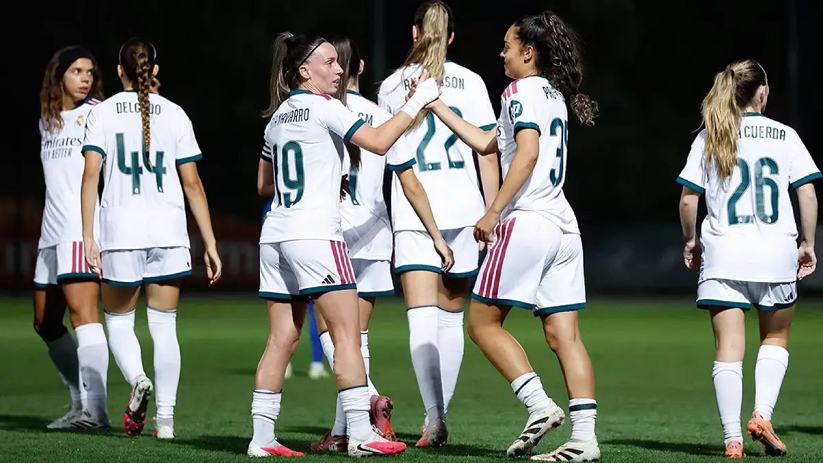 Les joueuses du Real Madrid Femenino se félicitent après le coup de sifflet final pour leur dernier match de pré-saison (RealMadrid.com)