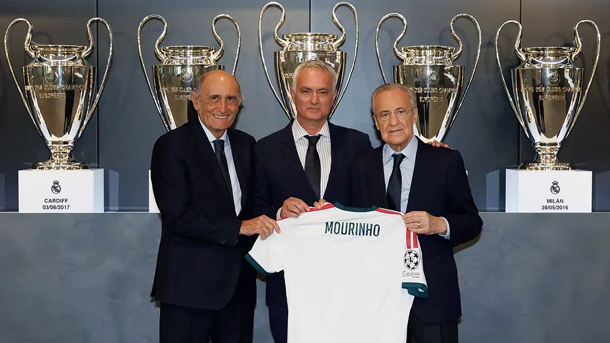José Mourinho venant d'être présenté officiellement par Florentino Pérez et José Martínez Pirri (RealMadrid.com)