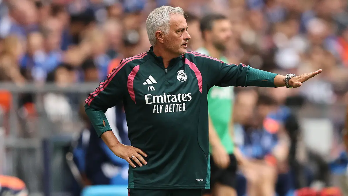 José Mourinho donnant des consignes à ses joueurs face à Schalke 04 (Christof Koepsel/Getty Images)