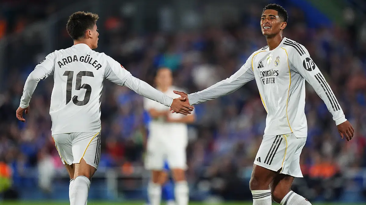 Arda Güler et Jude Bellingham se donnant une poignée de main face à Getafe (Photo by Angel Martinez/Getty Images)