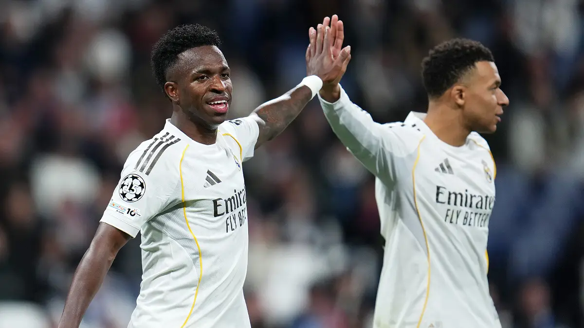 MADRID, ESPAGNE - 20 JANVIER : Vinicius Junior (Real Madrid) échange quelques mots avec Kylian Mbappé lors de la 7e journée de la phase de groupes de l'UEFA Champions League 2025/26, opposant le Real Madrid CF à l'AS Monaco au stade Santiago Bernabéu le 20 janvier 2026 à Madrid, en Espagne. (Photo : Aitor Alcalde/Getty Images)
