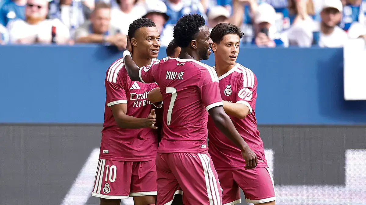 Vinícius Júnior, Kylian Mbappé et Arda Güler lors de la rencontre Schalke 04 - Real Madrid. (realmadrid.com)
