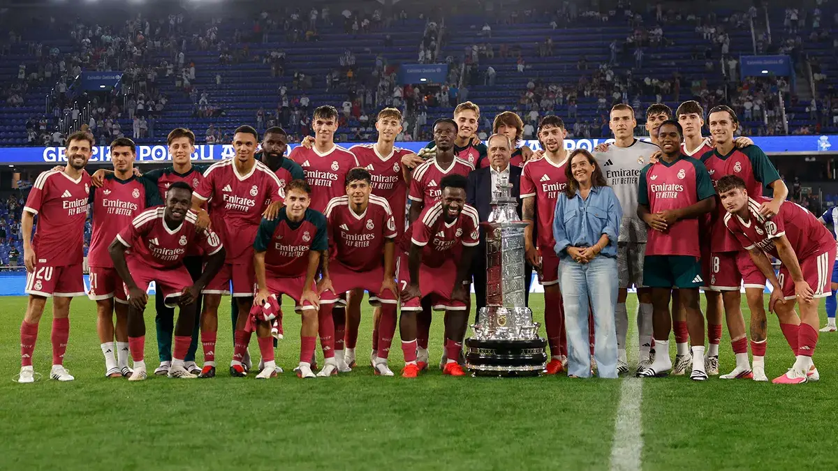 Les joueurs du Real Madrid avec le Trofeo Teresa Herrera. (realmadrid.com)