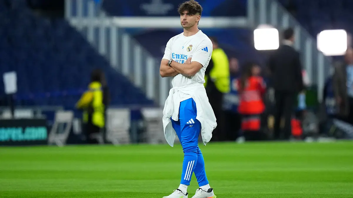 MADRID, SPAIN - FEBRUARY 25: Raul Asencio of Real Madrid inspects the pitch prior to the UEFA Champions League 2025/26 League Knockout Play-off Second Leg match between Real Madrid C.F. and SL Benfica at Estadio Santiago Bernabeu on February 25, 2026 in Madrid, Spain. (Photo by Angel Martinez/Getty Images)