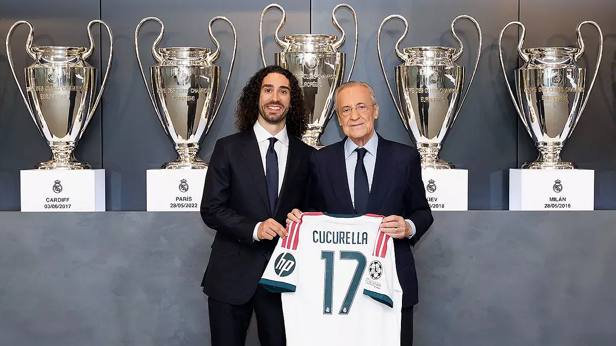 Photo officielle de la présentation de Marc Cucurella au Real Madrid, aux côtés de Florentino Pérez. (realmadrid.com)