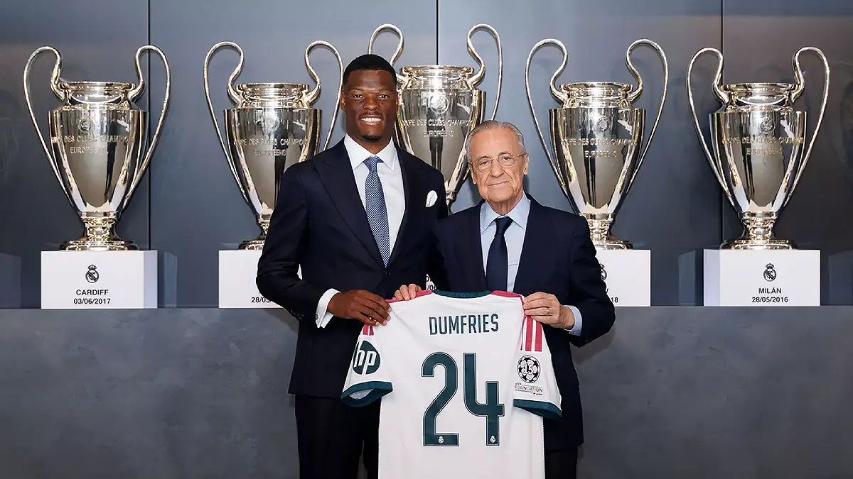 Photo officielle de la présentation de Denzel Dumfries au Real Madrid, aux côtés de Florentino Pérez. (realmadrid.com)