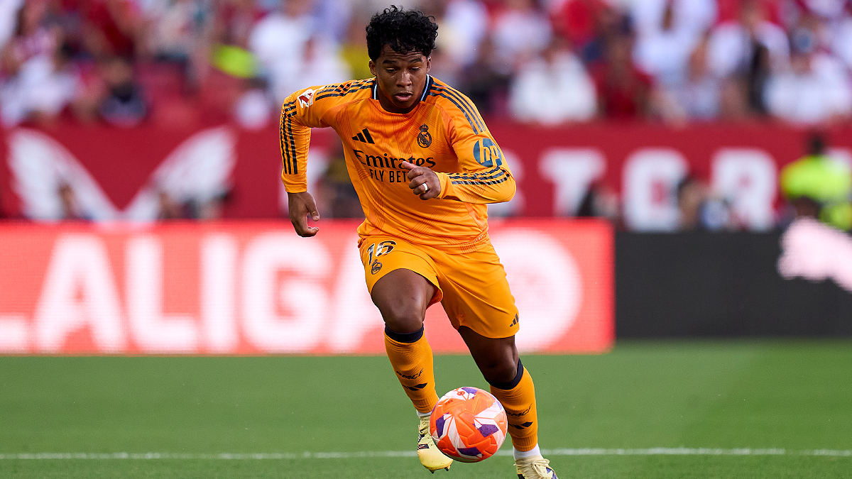 SEVILLE, SPAIN - MAY 18: Endrick Felipe Moreira of Real Madrid runs with the ball during the LaLiga match between Sevilla FC and Real Madrid CF at Estadio Ramon Sanchez Pizjuan on May 18, 2025 in Seville, Spain. (Photo by Angel Martinez/Getty Images)