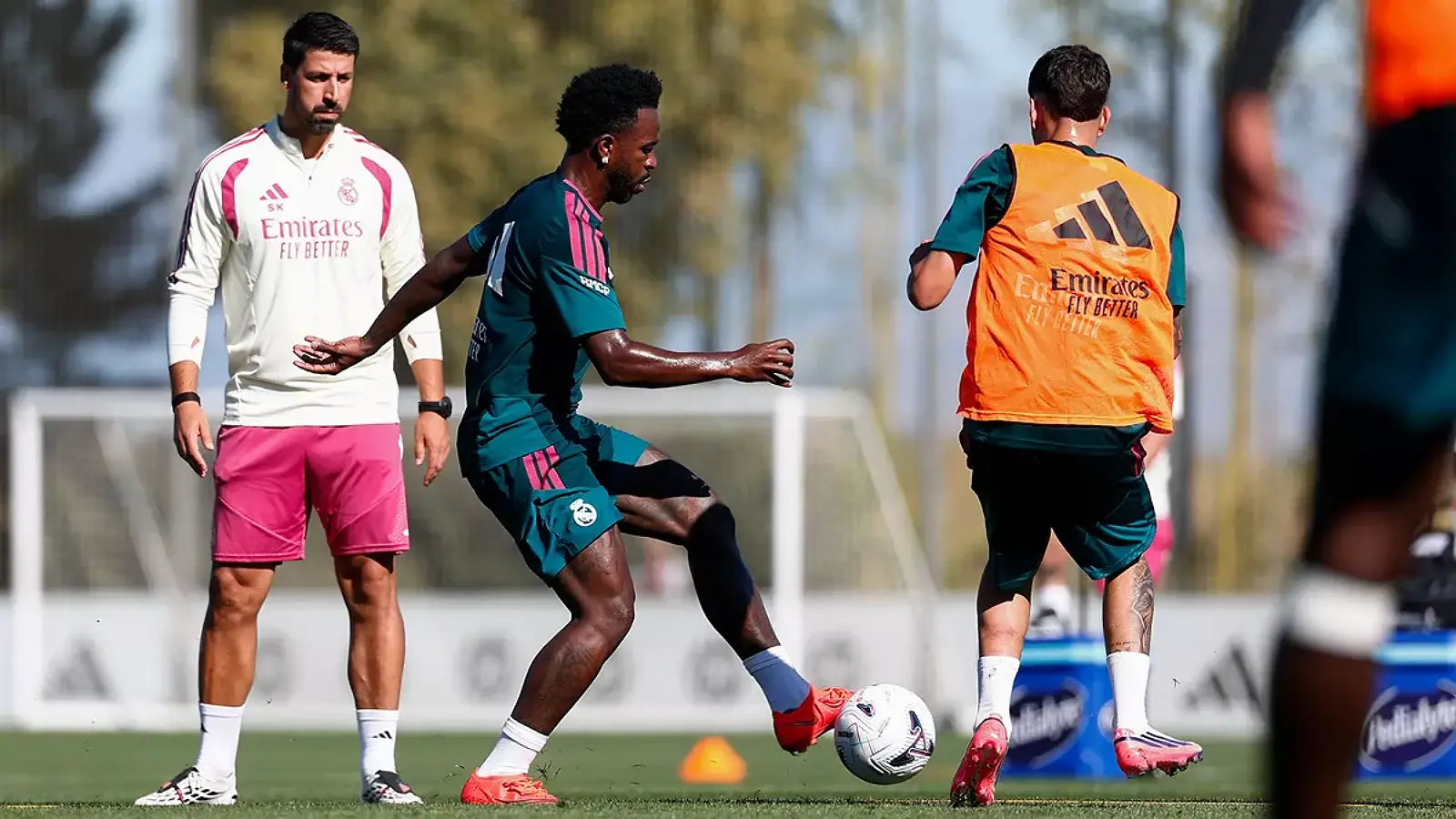 Vinícius Júnior et Sami Khedira lors d'un entraînement du Real Madrid. (realmadrid.com)