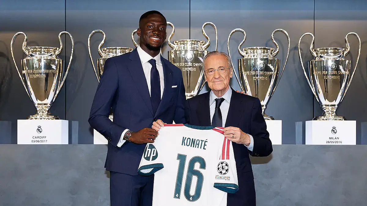 Photo officielle de la présentation d'Ibrahima Konaté au Real Madrid, aux côtés de Florentino Pérez. (realmadrid.com)