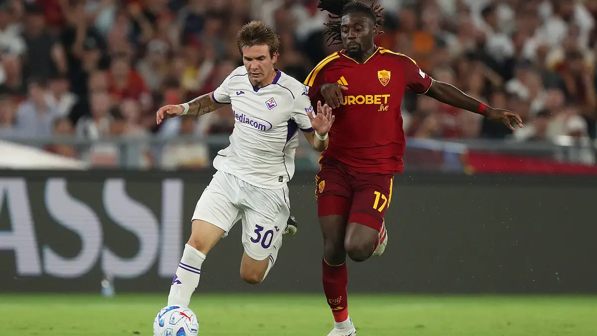 ROME, ITALY - AUGUST 24: Franco Mastantuono (loaned by Real Madrid) of Fiorentina is challenged by Manu Kone of AS Roma during the Serie A match between AS Roma and ACF Fiorentina at Stadio Olimpico on August 24, 2026 in Rome, Italy. (Photo by Paolo Bruno/Getty Images)
