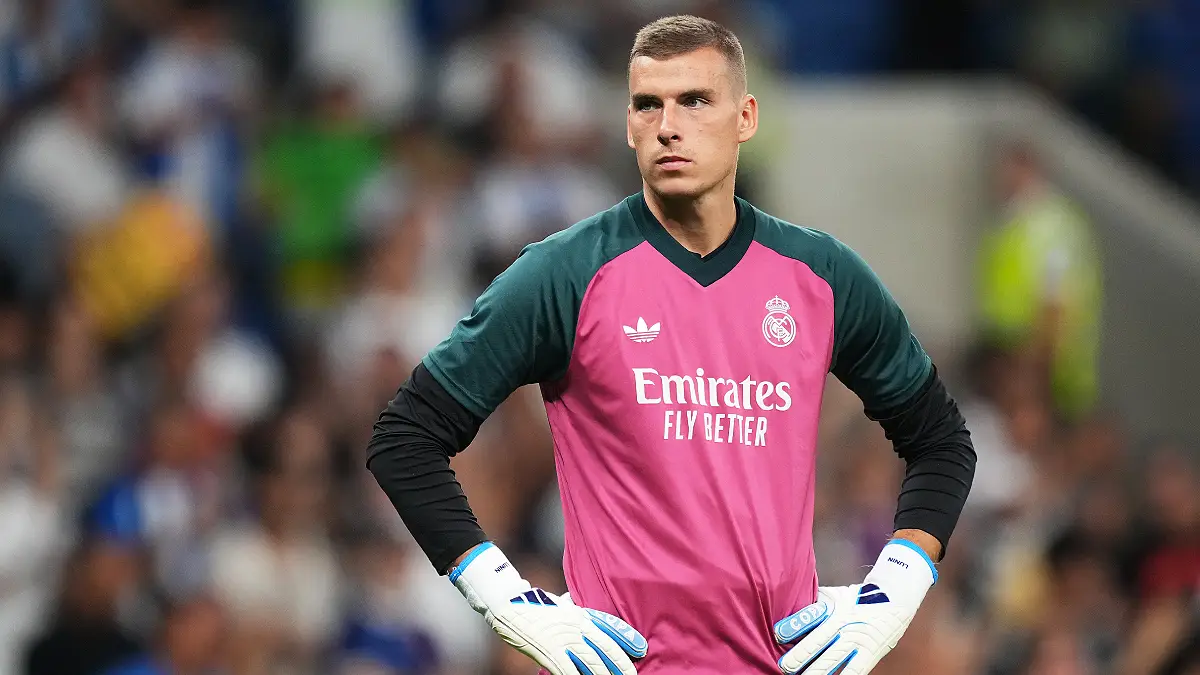 BARCELONA, SPAIN - AUGUST 22: Andriy Lunin of Real Madrid warms up before the LaLiga EA Sports 2026/27 match between RCD Espanyol de Barcelona and Real Madrid at RCDE Stadium on August 22, 2026 in Barcelona, Spain. (Photo by Alex Caparros/Getty Images)