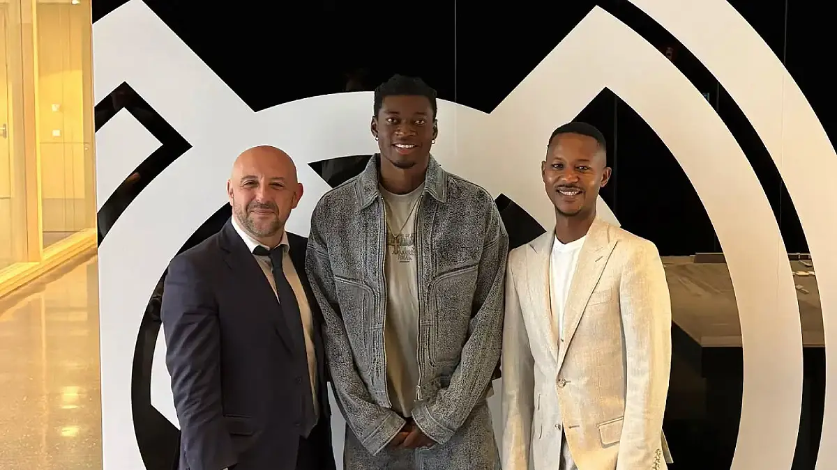 Óscar Naasei avec ses agents à Valdebebas, quelques instants après avoir signé son contrat avec le Real Madrid. (realmadrid.com)