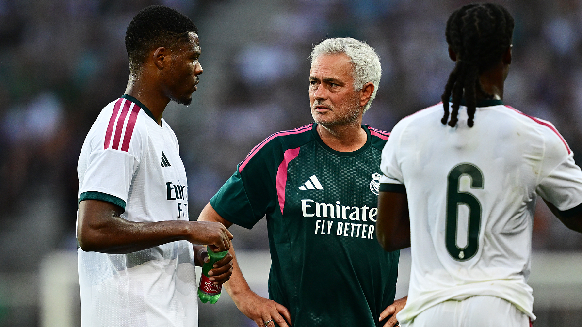 KLAGENFURT, AUSTRIA - AUGUST 01: Jose Mourinho, Head Coach of Real Madrid, speaks with Denzel Dumfries of Real Madrid during the pre-season friendly match between Real Madrid and Fiorentina at Woerthersee Stadion on August 01, 2026 in Klagenfurt, Austria. (Photo by Christian Bruna/Getty Images)